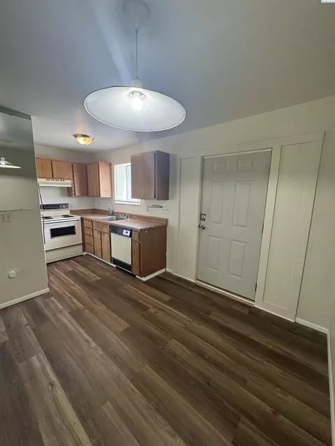 Kitchen - 1701 NW Lamont #D, Pullman, WA 99163 photo 2 of 2