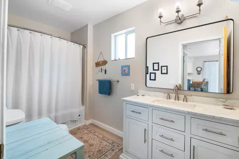 Bath - 615 SE Side St, Pullman, WA 99163 photo 2 of 2
