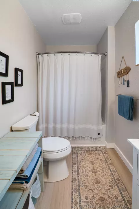 Bath - 615 SE Side St, Pullman, WA 99163 photo 1 of 2