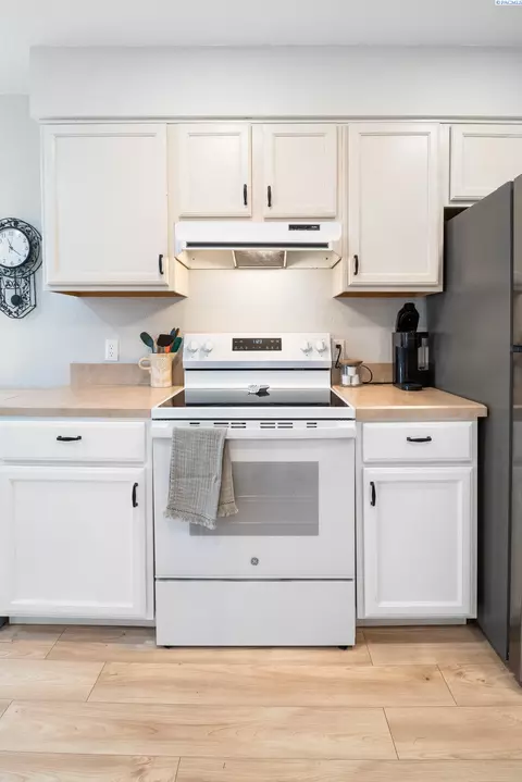 Kitchen - 615 SE Side St, Pullman, WA 99163 photo 2 of 2