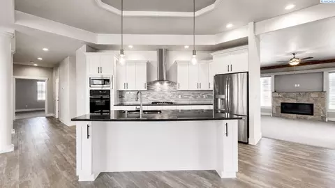 Kitchen - 6401 Eagle Crest Dr, Pasco, WA 99301 photo 2 of 4
