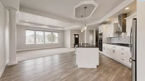 Living - 6401 Eagle Crest Dr, Pasco, WA 99301 photo 6 of 8