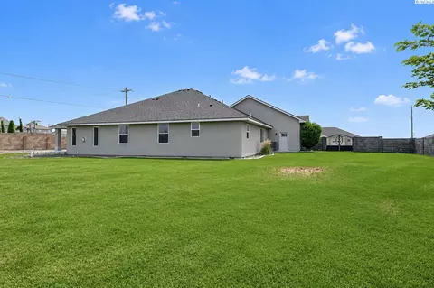 Exterior - 6401 Eagle Crest Dr, Pasco, WA 99301 photo 4 of 5