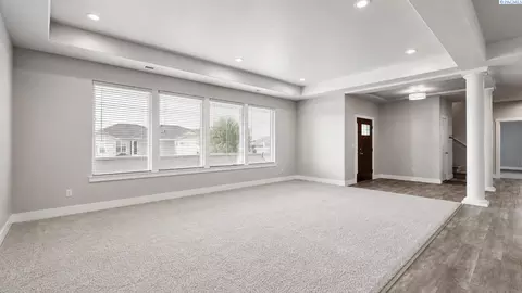 Living - 6401 Eagle Crest Dr, Pasco, WA 99301 photo 2 of 8