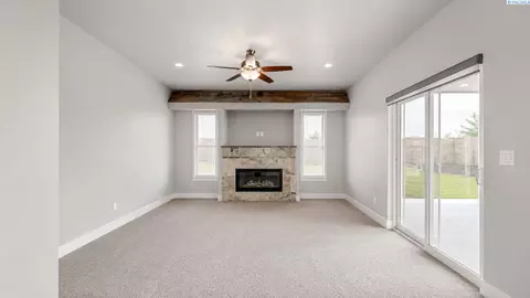 Living - 6401 Eagle Crest Dr, Pasco, WA 99301 photo 8 of 8