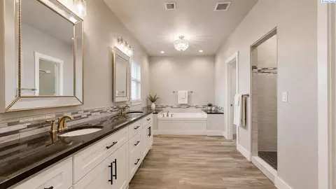 Bath - 6401 Eagle Crest Dr, Pasco, WA 99301 photo 1 of 5