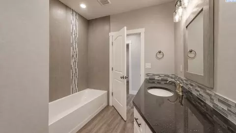 Bath - 6401 Eagle Crest Dr, Pasco, WA 99301 photo 5 of 5