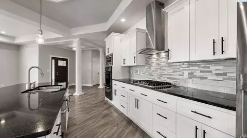 Kitchen - 6401 Eagle Crest Dr, Pasco, WA 99301 photo 3 of 4