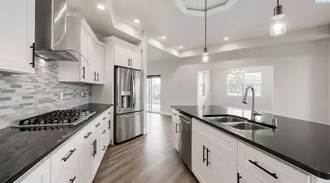 Kitchen - 6401 Eagle Crest Dr, Pasco, WA 99301 photo 4 of 4