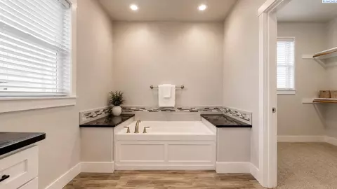 Bath - 6401 Eagle Crest Dr, Pasco, WA 99301 photo 3 of 5