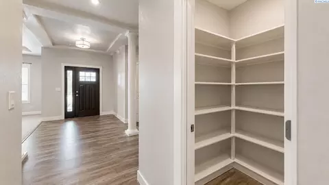 Entry Way - 6401 Eagle Crest Dr, Pasco, WA 99301 photo 2 of 3