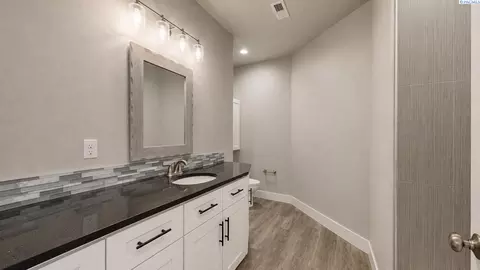 Bath - 6401 Eagle Crest Dr, Pasco, WA 99301 photo 4 of 5