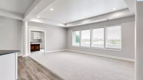 Living - 6401 Eagle Crest Dr, Pasco, WA 99301 photo 3 of 8