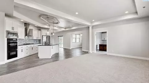Living - 6401 Eagle Crest Dr, Pasco, WA 99301 photo 5 of 8