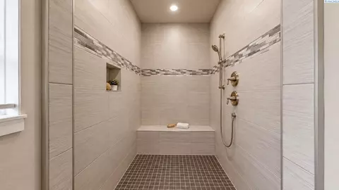Bath - 6401 Eagle Crest Dr, Pasco, WA 99301 photo 2 of 5