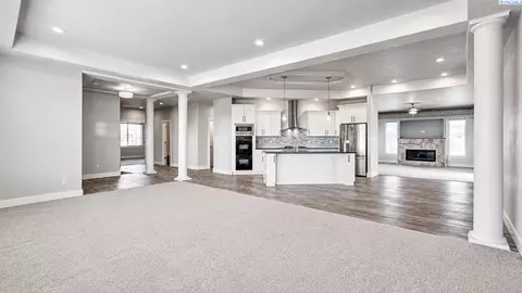 Living - 6401 Eagle Crest Dr, Pasco, WA 99301 photo 4 of 8
