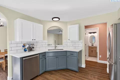 Kitchen - 1950 NW Bella Vista Dr, Pullman, WA 99163 photo 2 of 6