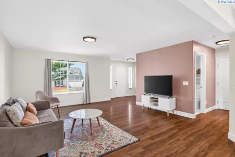 Living - 1950 NW Bella Vista Dr, Pullman, WA 99163 photo 3 of 4