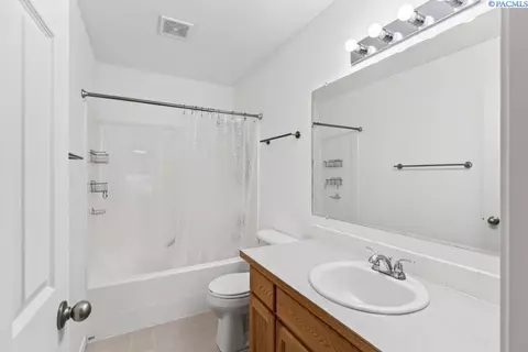 Bath - 1950 NW Bella Vista Dr, Pullman, WA 99163 photo 4 of 4