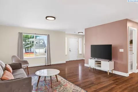 Living - 1950 NW Bella Vista Dr, Pullman, WA 99163 photo 4 of 4