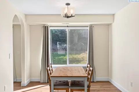 Dining - 1950 NW Bella Vista Dr, Pullman, WA 99163 photo 1 of 1