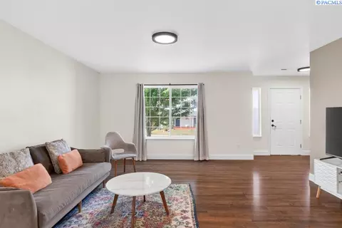 Living - 1950 NW Bella Vista Dr, Pullman, WA 99163 photo 2 of 4