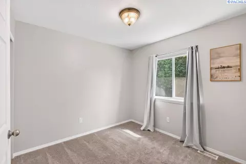 Bedroom - 1950 NW Bella Vista Dr, Pullman, WA 99163 photo 9 of 9