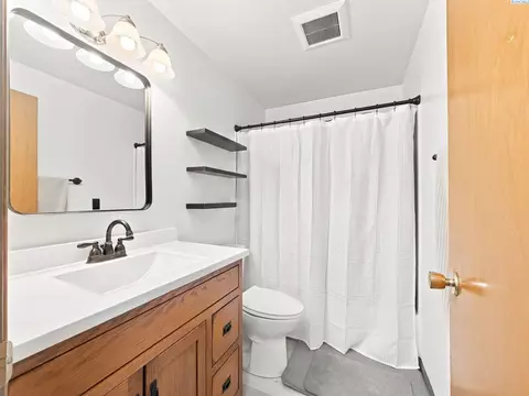 Bath - 220 NW Timothy St, Pullman, WA 99163 photo 1 of 2