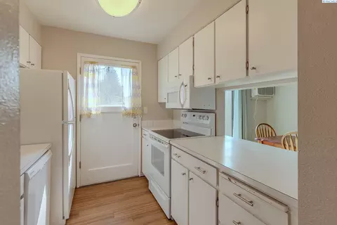 Kitchen - 600 SW Crestview St #15, Pullman, WA 99163 photo 3 of 3