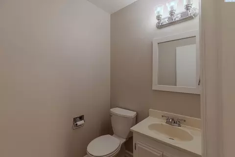 Bath - 600 SW Crestview St #15, Pullman, WA 99163 photo 1 of 1
