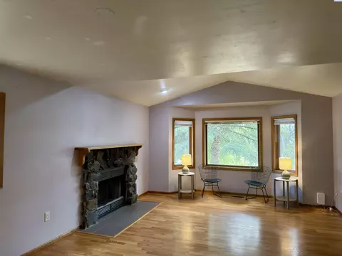 Living - 835 SE Lori Ct, Pullman, WA 99163 photo 1 of 4