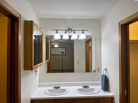 Bath - 835 SE Lori Ct, Pullman, WA 99163 photo 3 of 4