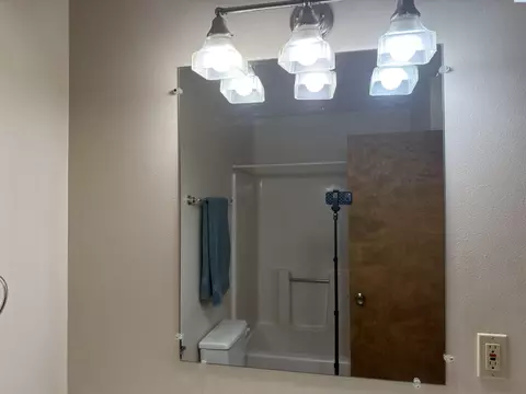 Bath - 835 SE Lori Ct, Pullman, WA 99163 photo 2 of 4