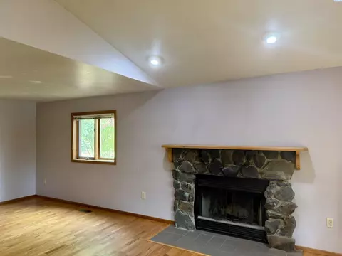 Living - 835 SE Lori Ct, Pullman, WA 99163 photo 2 of 4