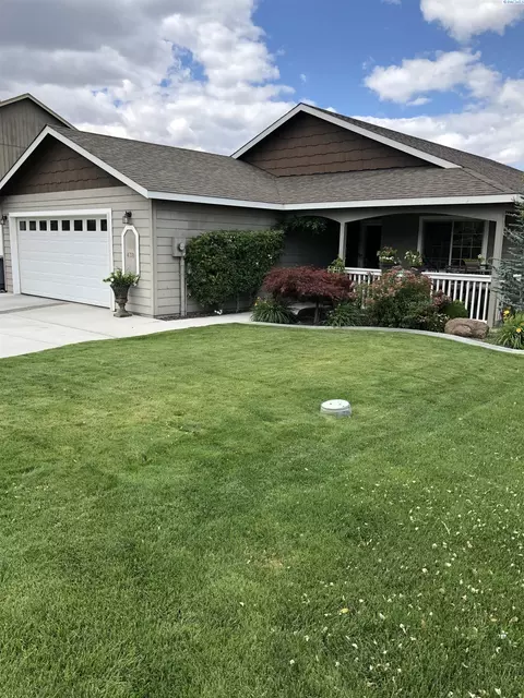 438 Charbonneau Dr, Richland, WA 99352