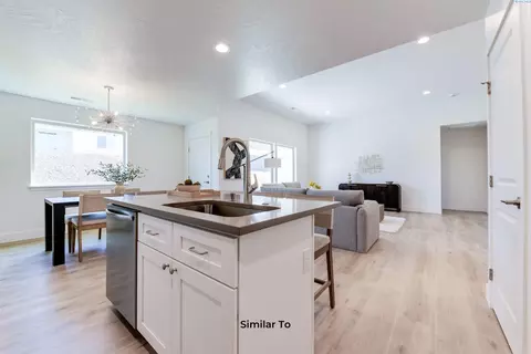 Kitchen - 5908 Redtail Dr, Pasco, WA 99301 photo 4 of 5