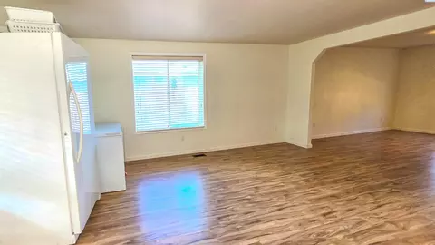 Living - 7915 Madeira Dr, Pasco, WA 99301 photo 2 of 5
