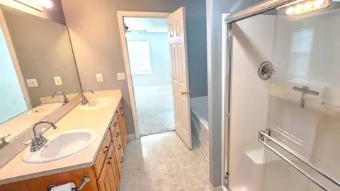 Bath - 7915 Madeira Dr, Pasco, WA 99301 photo 2 of 3