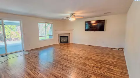 Living - 7915 Madeira Dr, Pasco, WA 99301 photo 5 of 5