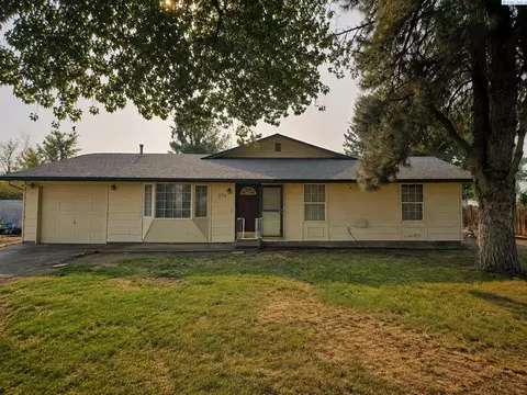 270 Kinne Ln, Selah, WA 98942