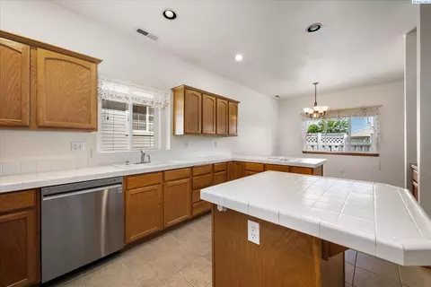 Kitchen - 105 Bellerive, Pasco, WA 99301 photo 3 of 3