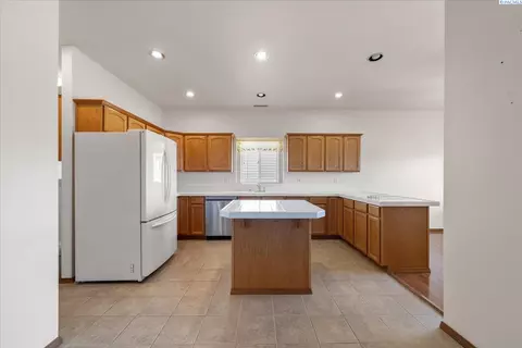 Kitchen - 105 Bellerive, Pasco, WA 99301 photo 2 of 3