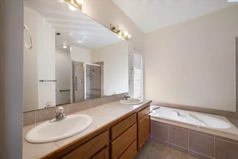 Bath - 105 Bellerive, Pasco, WA 99301 photo 2 of 4