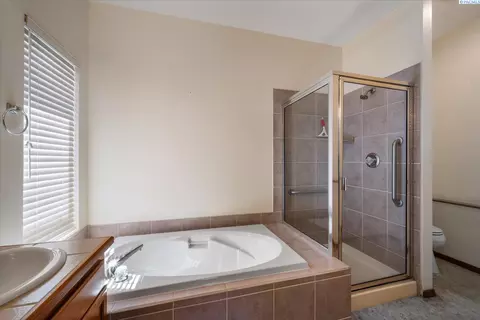 Bath - 105 Bellerive, Pasco, WA 99301 photo 4 of 4