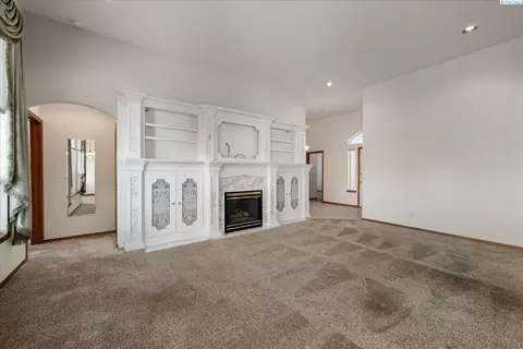Living - 105 Bellerive, Pasco, WA 99301 photo 2 of 4