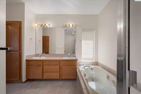 Bath - 105 Bellerive, Pasco, WA 99301 photo 3 of 4