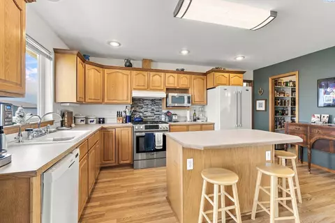 Kitchen - 2573 Hanson Loop, Burbank, WA 99323 photo 1 of 3