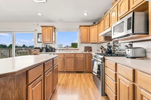 Kitchen - 2573 Hanson Loop, Burbank, WA 99323 photo 2 of 3