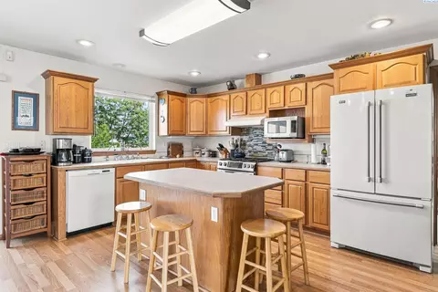 Kitchen - 2573 Hanson Loop, Burbank, WA 99323 photo 3 of 3