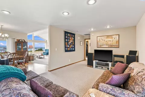 Living - 2573 Hanson Loop, Burbank, WA 99323 photo 4 of 4